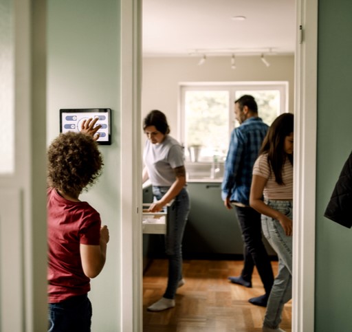 Smart Home_Family_Square